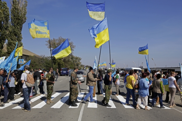 Активисты блокируют автомобильную трассу на границе Украины и Крыма у поселка Чонгар © РИА Новости, Макс Ветров