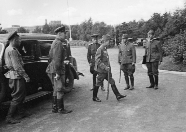 Генералы японской армии идут на переговоры о капитуляции в штаб 2-го Дальневосточного фронта © РИА Новости, Георгий Хомзор
