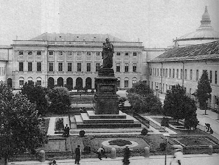 Памятник Паскевичу перед губернаторским дворцом в Варшаве. Фото с сайта wikipedia.org