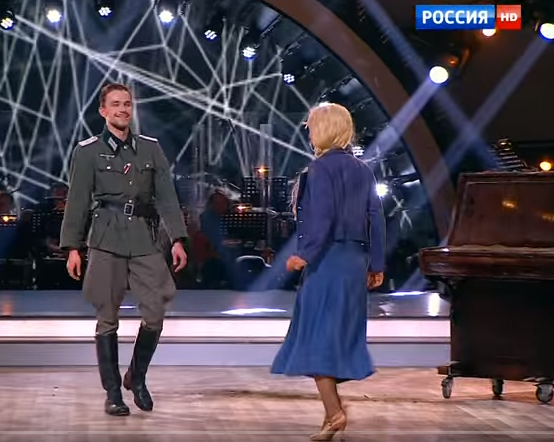 Фрагмент шоу «Танцы со звездами». Стоп-кадр эфира телеканала Россия
