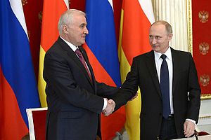 Президент Южной Осетии Л. Тибилов и президент России В. Путин. Фото с сайта ru.wikipedia.org