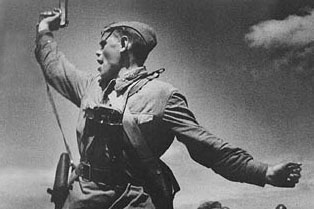 Знаменитое фото «Комбат. За Родину! За Сталина!», сделанное в 1942 году во время Сталинградской битвы. Фото с сайта megabook.ru