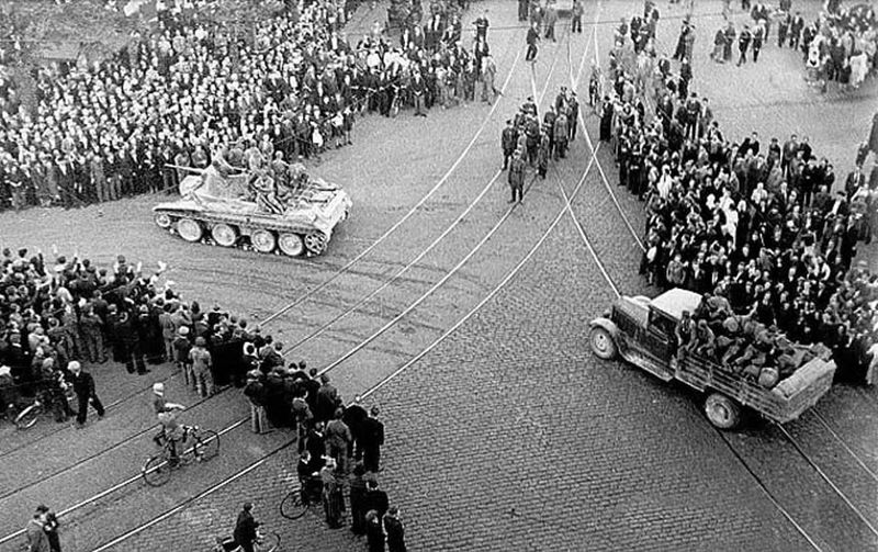 Советские войска вступают в Ригу. Фото с сайта wikimedia.org