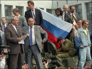 Борис Ельцин (слева), Александр Коржаков и Виктор Золотов (сверху) у Белого дома в августе 1991 года. Фото с сайта ru.wikipedia.org