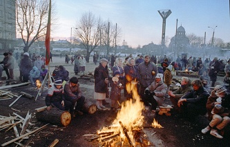 У телебашни в Вильнюсе, 1991 год. Фото с сайта novosti-dny.su