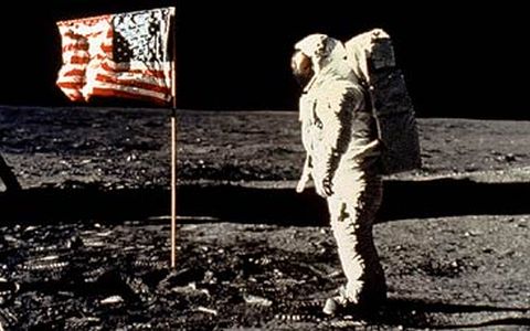 Астронавт Эдвин Олдрин у американского флага (архив НАСА) Астронавт Эдвин Олдрин у американского флага (архив НАСА)
