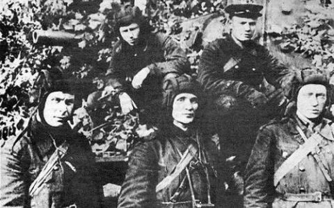 Экипаж КВ-1 З. Г. Колобанова, август 1941. Фото Павел Васильевич Майский с сайта wikimedia.org Экипаж КВ-1, август 1941. Фото Павел Васильевич Майский с сайта wikimedia.org