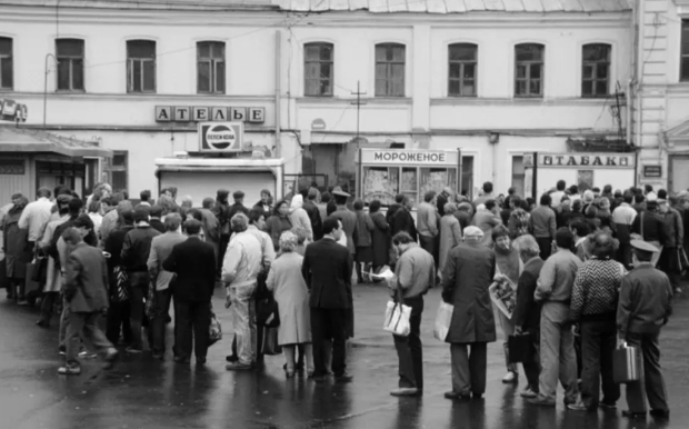 Очередь за табаком, 1985. Фото Игорь Гавлилов с сайта fotosky.ru