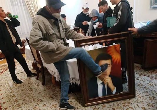 Митингующие внутри Белого Дома. Фото: shtraf__kg / Instagram