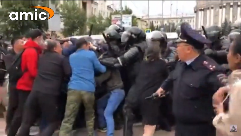 Стоп-кадр протестов с amic.ru в Бурятии вспыхнул протест против половинчатых запретов