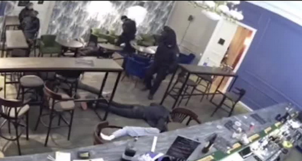 Стоп-кадр с видео ОМОН жестко подавил сопротивление баров в Питере