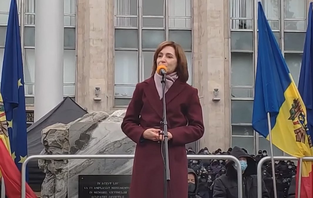 Майя Санду выступила перед митингующими в Молдавии. Стоп-кадр из видео в YouTube Майя Санду выступила перед митингующими