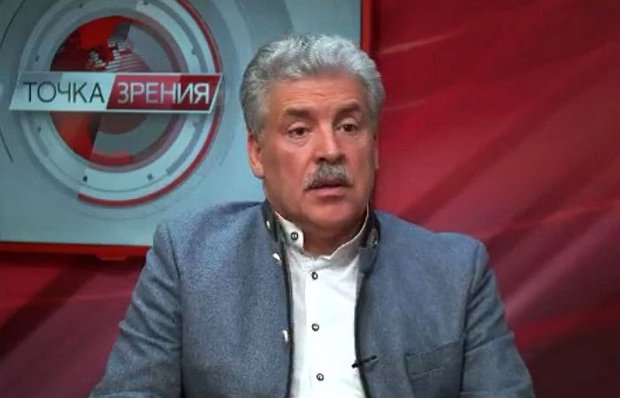 Павел Грудинин. Стоп-кадр с видео Грудинин держит удар, пока его держат на прицеле