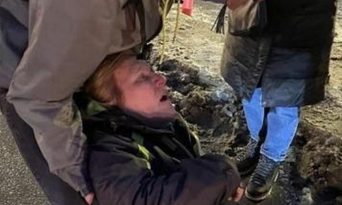 Стоп-кадр с видео «Довели до всего этого, а он виноват?»: чем оправдывают пнувшего в живот женщину
