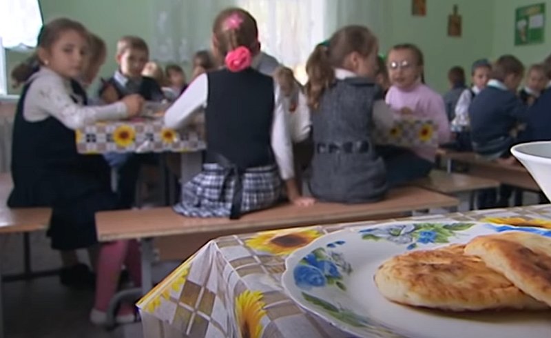 Стоп-кадр из видео в YouTube Детская столовая