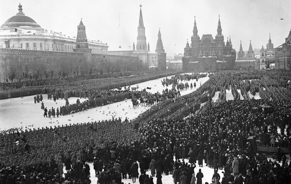 Парад революционных войск на Красной площади. 4 марта 1917 года. Фото с сайта wikimedia.org