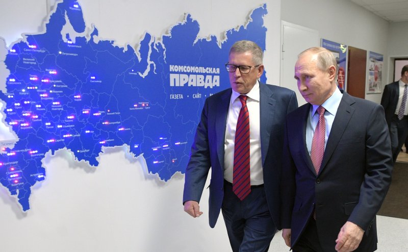 Владимир Путин с главным редактором газеты «Комсомольская правда» Владимиром Сунгоркиным.Фото с сайта kremlin.ru