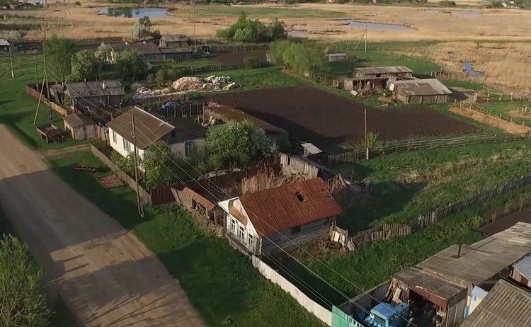 Стоп-кадр из видео в YouTube Российская деревня