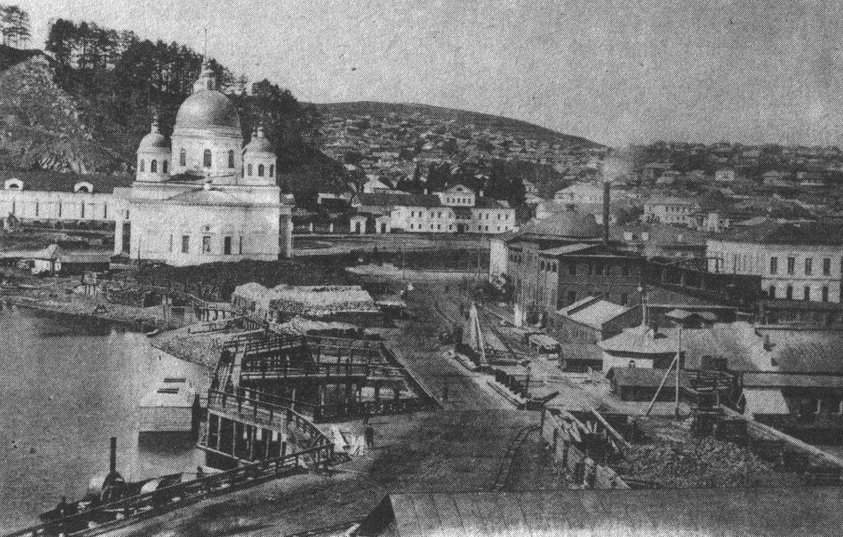 Вид на исторический центр города с горы Косотур, 1900 г. На ближнем плане плотина заводского пруда, оружейная фабрика, Свято-Троицкий собор. Фото с сайта wikimedia.org Вид на исторический центр города с горы Косотур