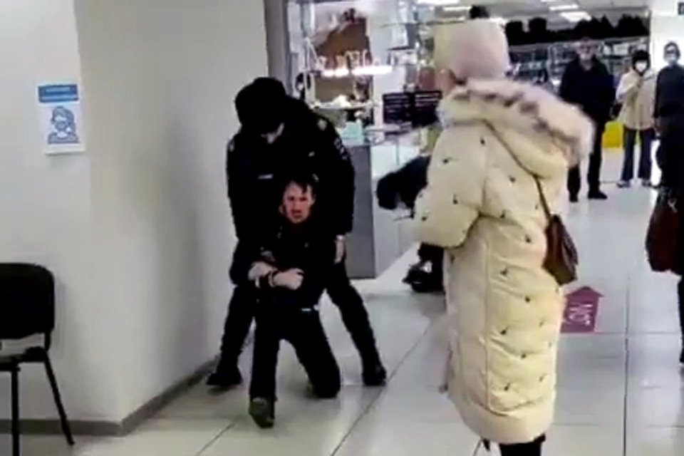 «Из-за маски убить готовы»: полиция объяснила произвол с задержанием нарушителя