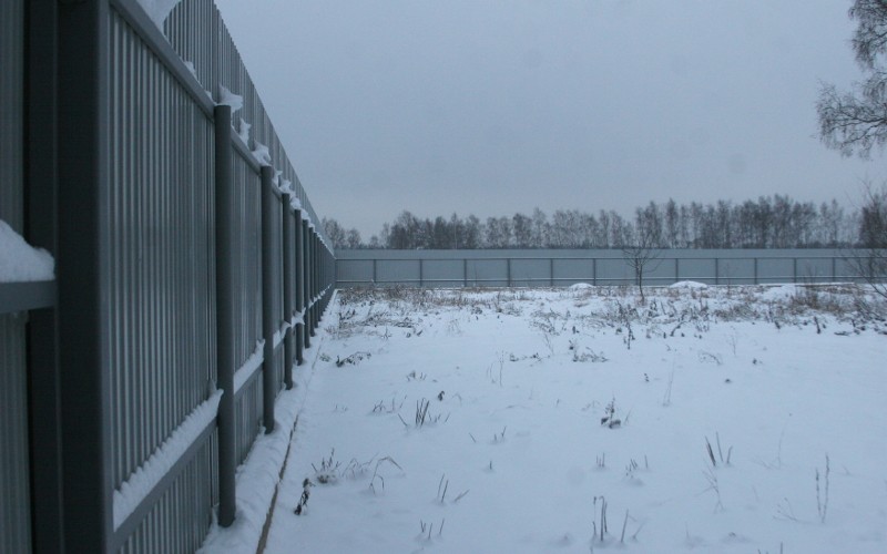 Железный забор © KM.RU
