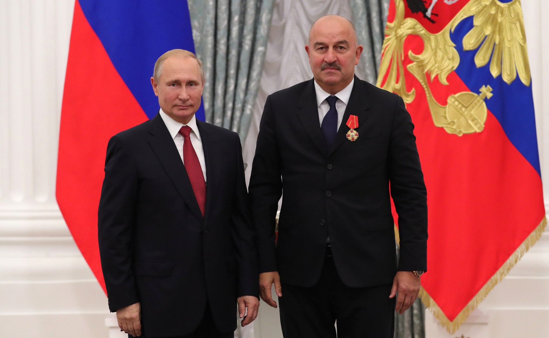 Награждение главного тренера сборной России по футболу Станислава Черчесова орденом Александра Невского. Фото с сайта kremlin.ru