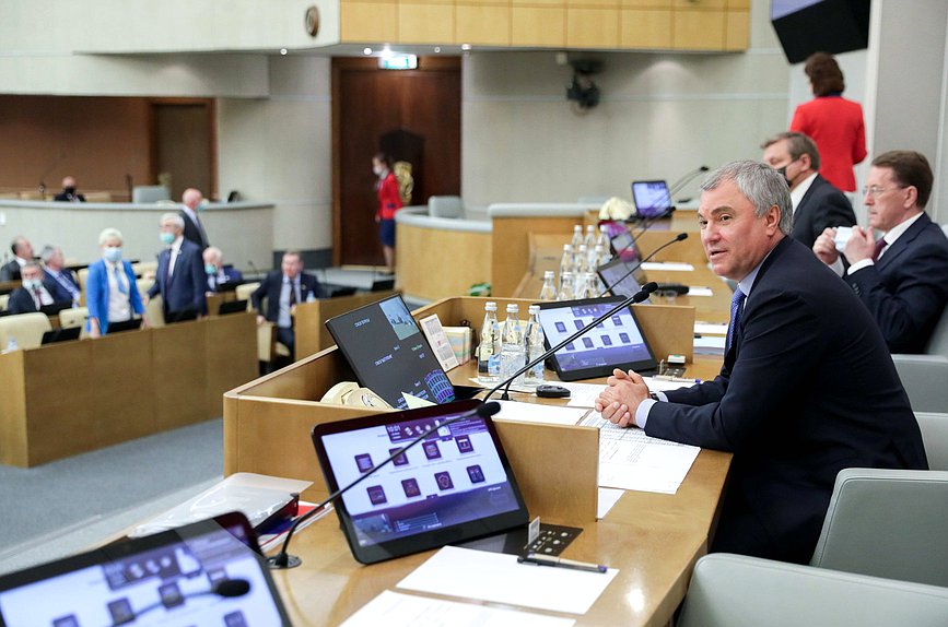 Фото с сайта duma.gov.ru Кто не с нами, тот против нас: Центр шлет сигналы регионам