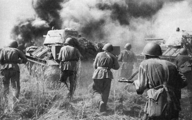 Танкисты во взаимодействии с пехотой контратакуют противника. Фото с сайта wikimedia.org Танкисты во взаимодействии с пехотой контратакуют противника