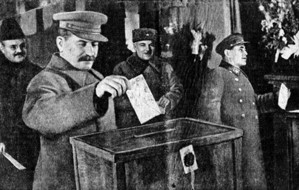 Сталин, Молотов, Ворошилов и Ежов на выборах 1937 года. Фото: Газета «Известия» 1937 №289