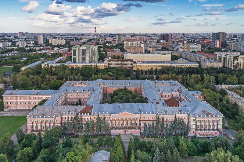 Екатерининский дворец в Лефортово, бывшая бронетанковая академия. Фото с сайта ru.wikipedia.org