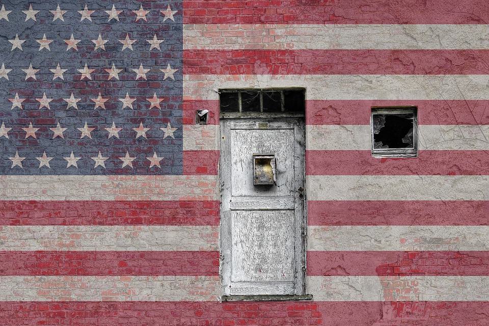 Фото с сайта Pixabay.com «Штраф, тюрьма, изъятие детей»: демократы США готовят спецлагеря