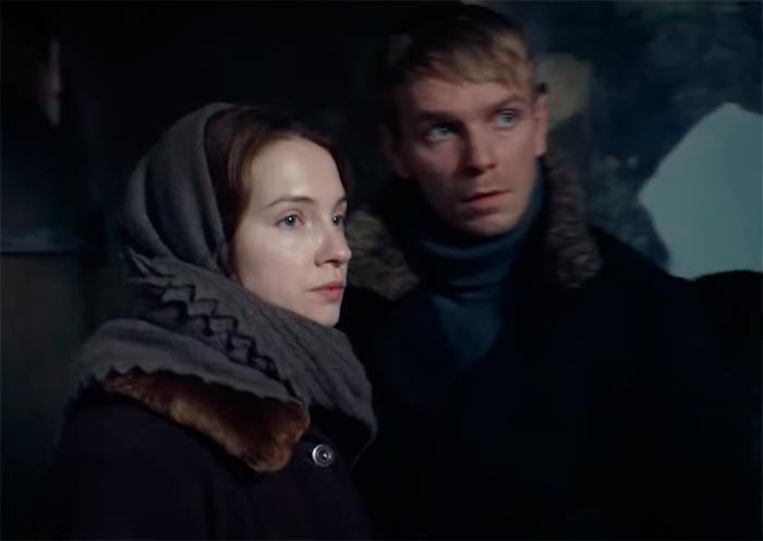 Кадры с сайта kino-teatr.ru «Мария. Спасти Москву»: икона как верное средство от фашистской нечисти