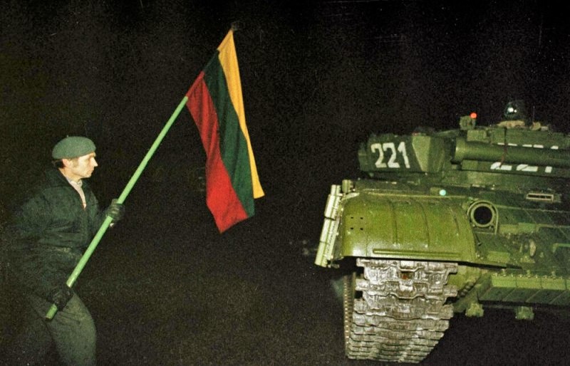 Один из протестующих с флагом около советского танка. Фото с сайта ru.wikipedia.org