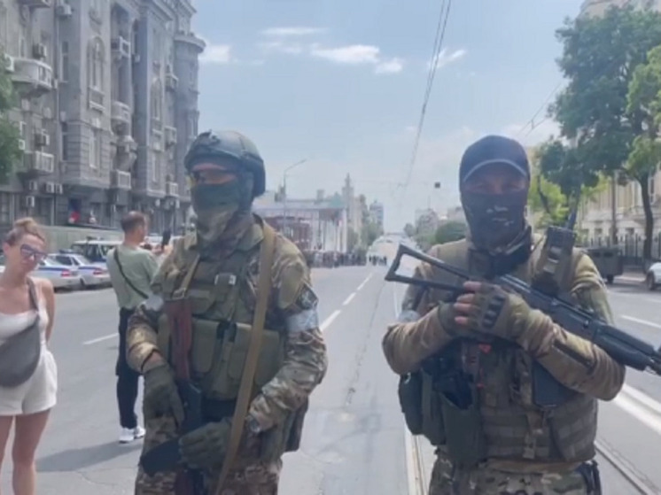 Бойцы ЧВК "Вагнер" у здания ЮВО в Ростове-на-Дону. Стоп-кадр видео МК