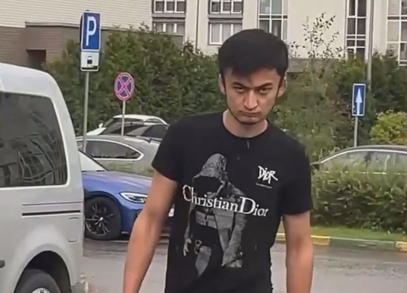 Напавший на девушку из-за коротких шорт в подмосковном Нахабино. Стоп-кадр из видео