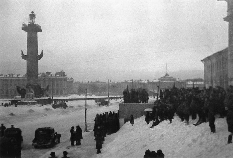 Жители Ленинграда у здания биржи встречают известие о снятии блокады города. Фото: waralbum.ru