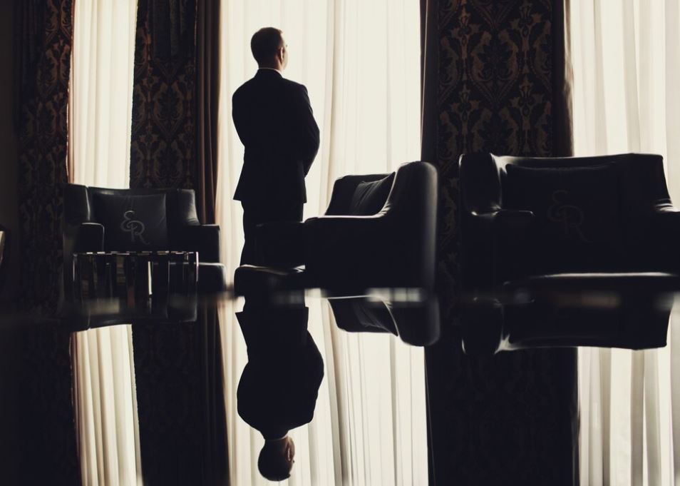 Фото: <a href="https://www.freepik.com/free-photo/lonely-man-stands-before-window-room_1275208.htm#page=2&query=%D0%BE%D0%BB%D0%B8%D0%B3%D0%B0%D1%80%D1%85&position=38&from_view=search&track=ais&uuid=fe075449-5f02-4237-91f7-a30878d4c45e">v.ivash</a> / Freepik