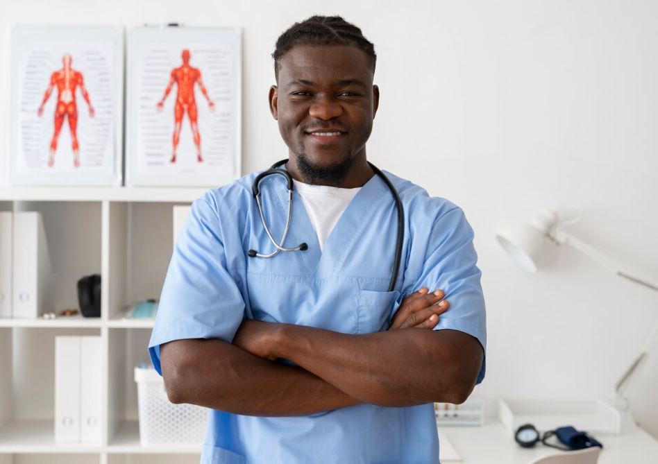 Фото: <a href="https://www.freepik.com/free-photo/black-nurse-their-workspace_33756195.htm#&position=2&from_view=search&track=ais&uuid=adb80983-959a-411c-9c88-6eaed8990bf8">pikisuperstar</a> / Freepik