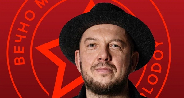 Сергей Бобунец рассказал на концерте с оркестром, чем мужской юмор отличается от