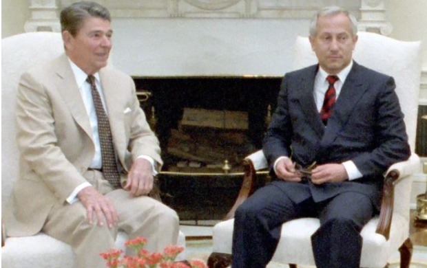 Олег Гордиевский (справа) с президентом США Рональдом Рейганом (слева).Фото: Mary Anne Fackelman / wikipedia.org