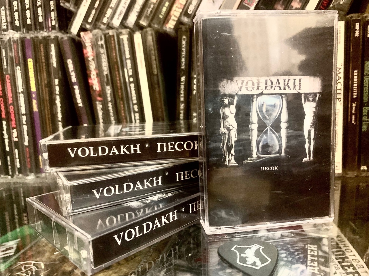 Обложка альбома. Предоставлена издателем VOLDAKH «Песок» (компакт-кассета + медиатор)
