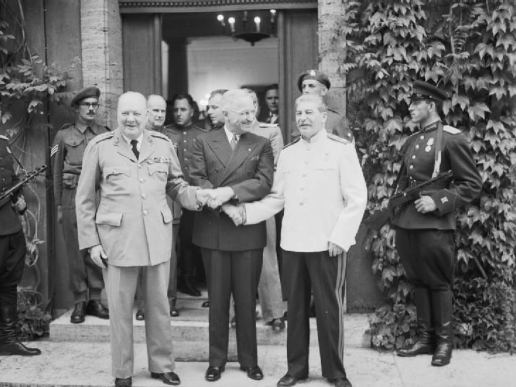 Премьер-министр Великобритании Уинстон Черчилль, президент США Гарри Трумэн и Иосиф Сталин на Потсдамской конференции. Фото: Wikimedia Commons
