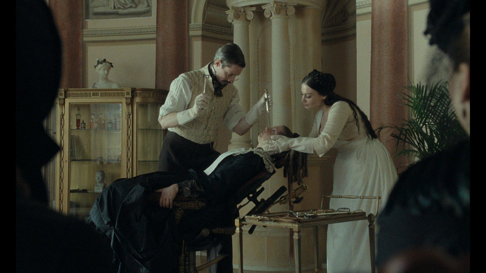 Кадры с сайта kino-teatr.ru Рецензия на фильм «Гадкая сестра»: Золушка под долотом пластического хирурга