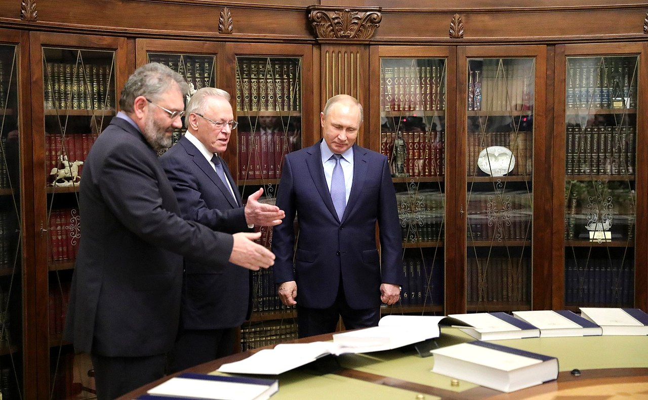 Академик РАН Юрий Осипов (в центре) и ответственный редактор издательства «Большая российская энциклопедия» Сергей Кравец представили Владимиру Путину собрание БРЭ. Фото: <a rel="nofollow" class="external text" href="https://kremlin.ru">Kremlin.ru</a>, <a href="https://creativecommons.org/licenses/by/4.0" title="Creative Commons Attribution 4.0">CC BY 4.0</a>