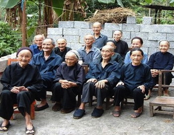Жители деревни Бама. Фото с сайта lagranepoca.com