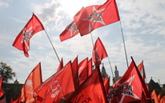 Флаги «Левого фронта» © KM.RU, Филипп Киреев Флаги «Левого фронта» © KM.RU, Филипп Киреев