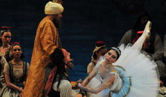 Фрагмент балета «Корсар». Фото В. Дмитриева с сайта opera-novosibirsk.ru Фрагмент балета «Корсар». Фото В. Дмитриева с сайта opera-novosibirsk.ru