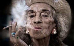 Курящая женщина. Фото с сайта twistedsifter.com Курящая женщина. Фото с сайта twistedsifter.com