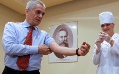 Геннадий Онищенко во время вакцинации © РИА Новости, Виталий Белоусов Геннадий Онищенко во время вакцинации © РИА Новости, Виталий Белоусов