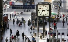 Часы на одном из вокзалов в Швейцарии. Фото с сайта tagesanzeiger.ch